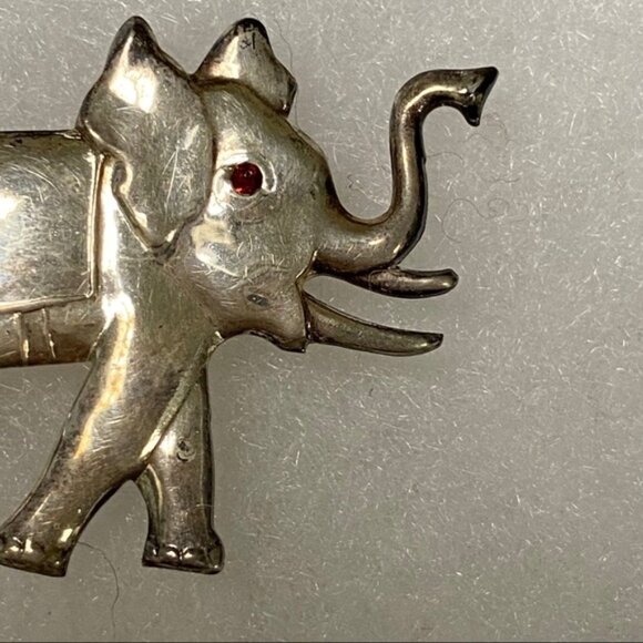 BROOCH PIN STERLING SILVER VINTAGE ELEPHANT RED EYE TRUNK UP - Picture 5 of 8